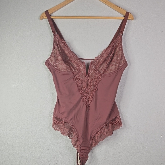 hey shape Tops - Hey shape v neck body suit Elegant Lace Mauve Bodysuit size XL.